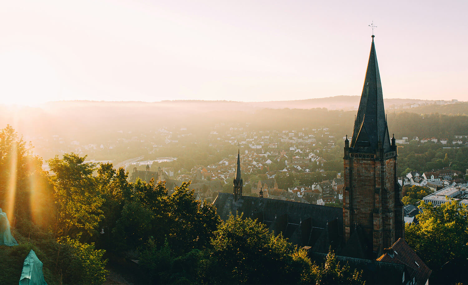 Ein Kirchturm in Marburg in Sonnenuntergang